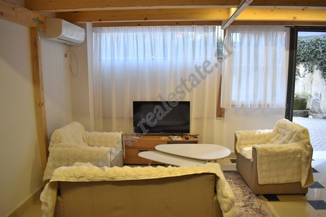 Apartament 1+1 me qira ne rrugen Gjon Buzuku ne zonen e Selvise ne Tirane.
Pozicionohet ne katin pe